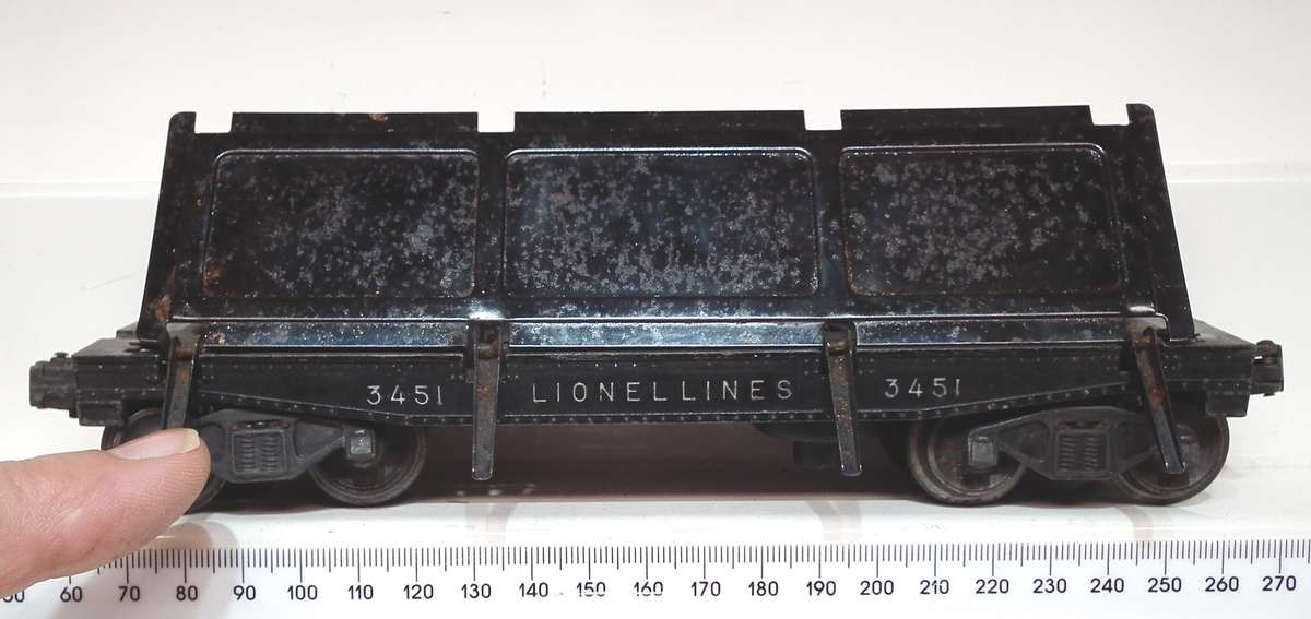 LIONEL O:  Vintage "LIONELLINES" Auto Unload Flat Bed Car in Fair Used, Un-Boxed condition(USA)