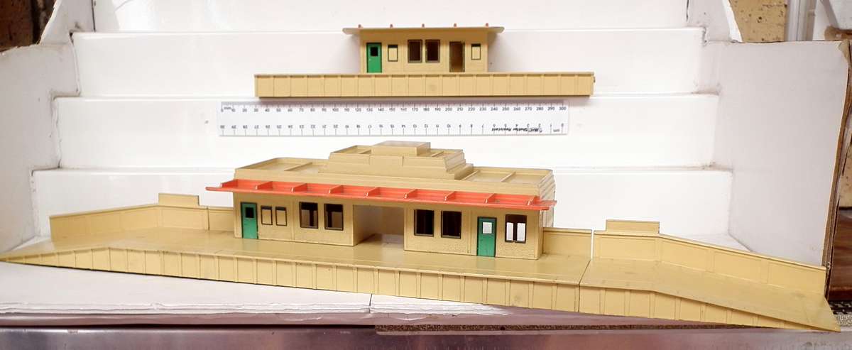 HORNBY DUBLO OO: Vintage All Metal Station Building + Platform in Good Un- Boxed Condition.(England)