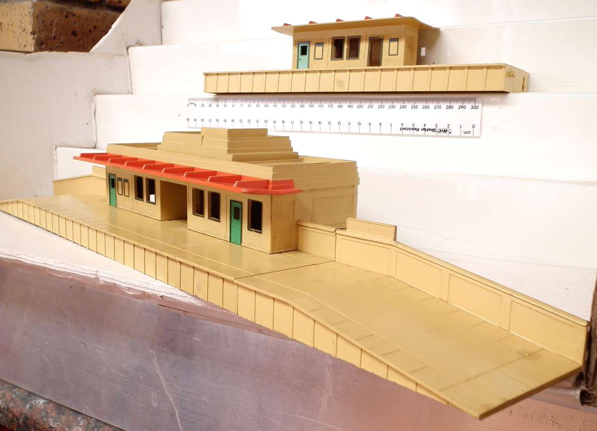 HORNBY DUBLO OO: Vintage All Metal Station Building + Platform in Good Un- Boxed Condition.(England)