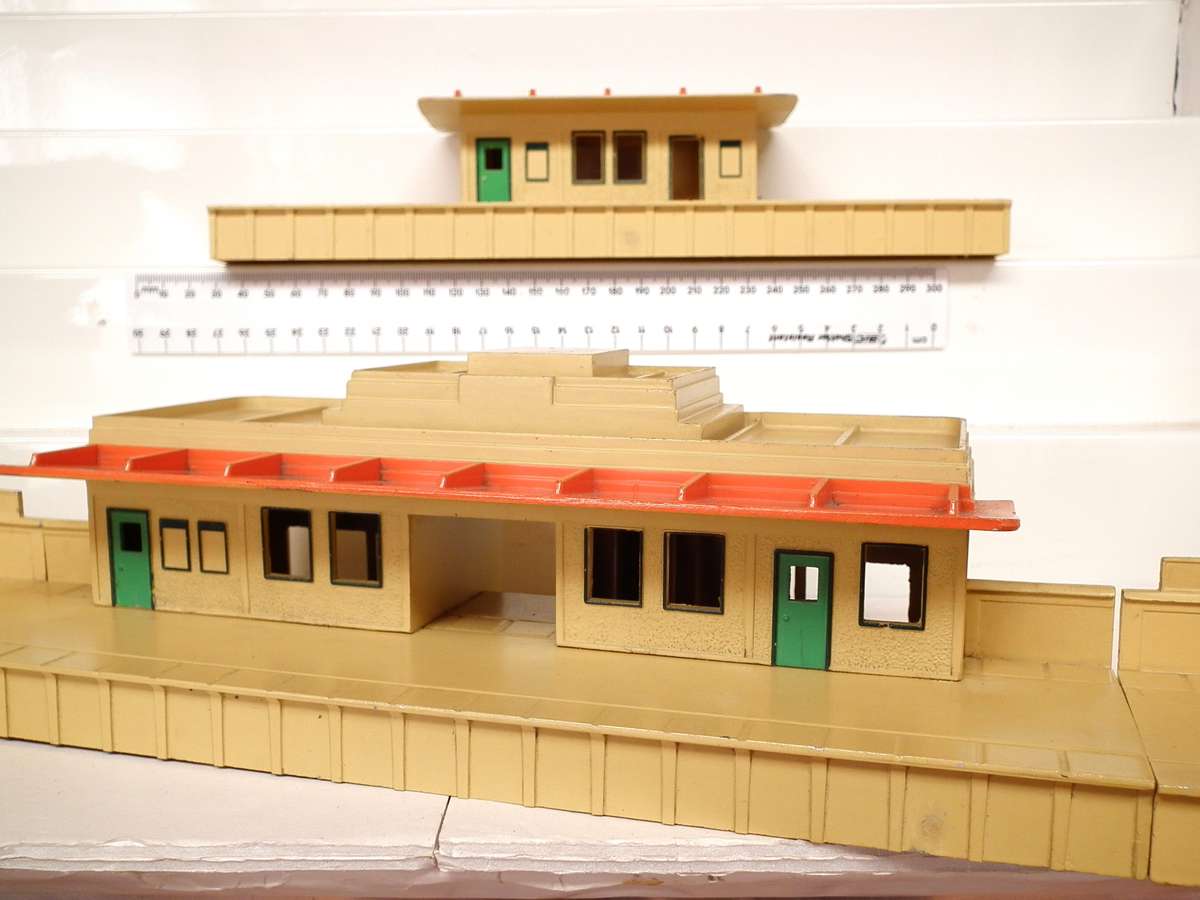 HORNBY DUBLO OO: Vintage All Metal Station Building + Platform in Good Un- Boxed Condition.(England)