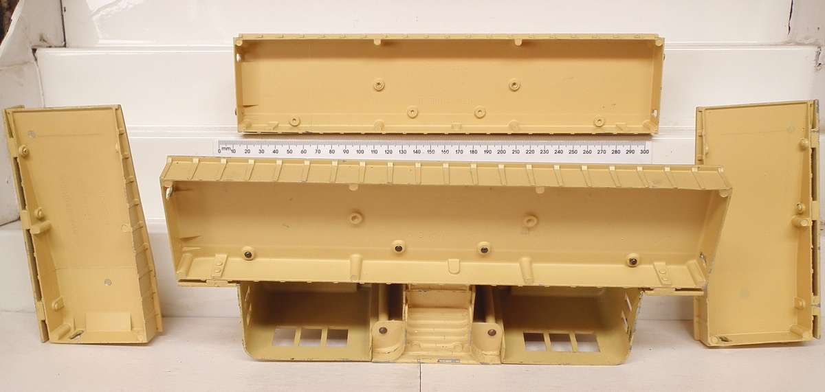 HORNBY DUBLO OO: Vintage All Metal Station Building + Platform in Good Un- Boxed Condition.(England)