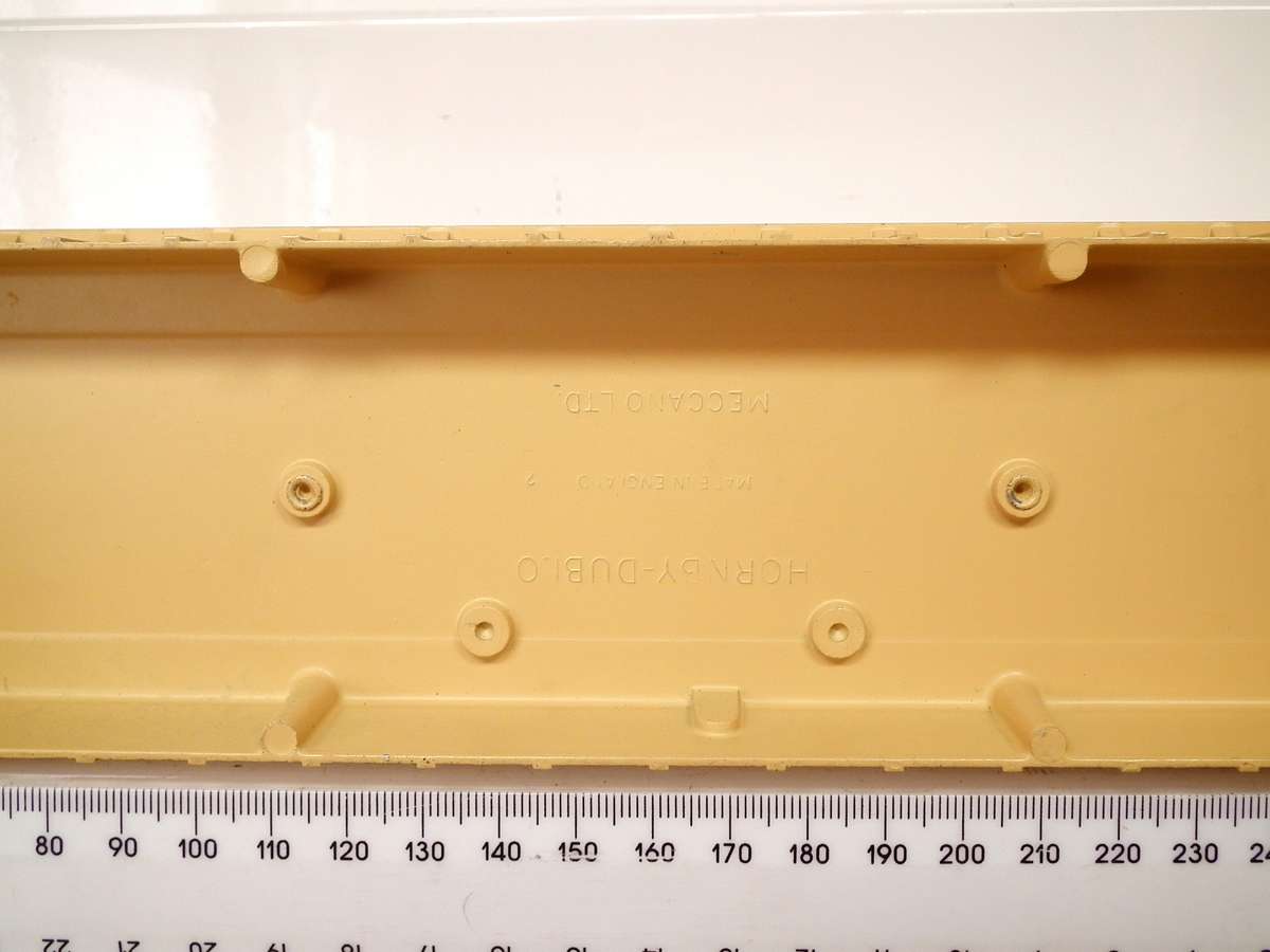 HORNBY DUBLO OO: Vintage All Metal Station Building + Platform in Good Un- Boxed Condition.(England)