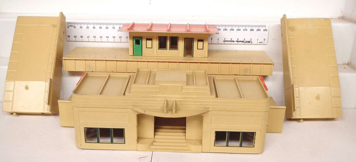 HORNBY DUBLO OO: Vintage All Metal Station Building + Platform in Good Un- Boxed Condition.(England)