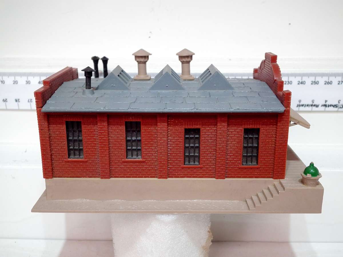 POLA HO:  Detailed Plastic Factory Building in Very Good Used, Un-boxed Condition.(GR)