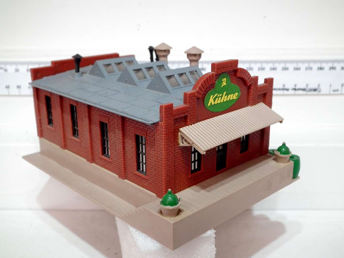 POLA HO:  Detailed Plastic Factory Building in Very Good Used, Un-boxed Condition.(GR)