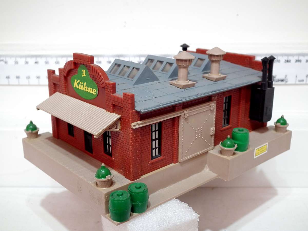POLA HO:  Detailed Plastic Factory Building in Very Good Used, Un-boxed Condition.(GR)