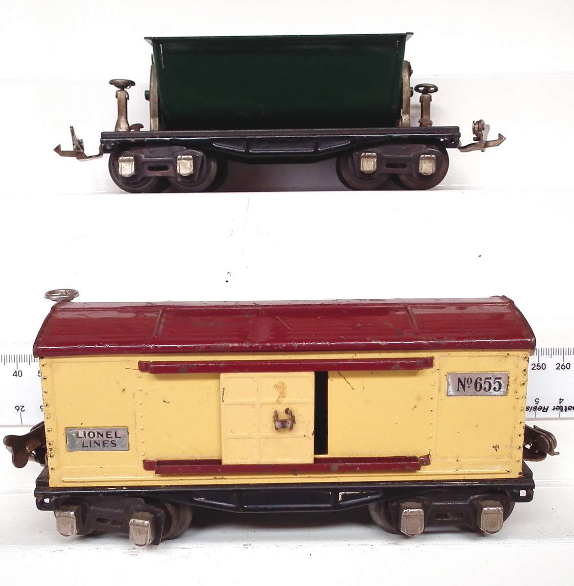 LIONEL O: Pre-War Iron Ore Side Tipper Car(659) + Closed Freight Ca(655) in Good Used condition(USA)