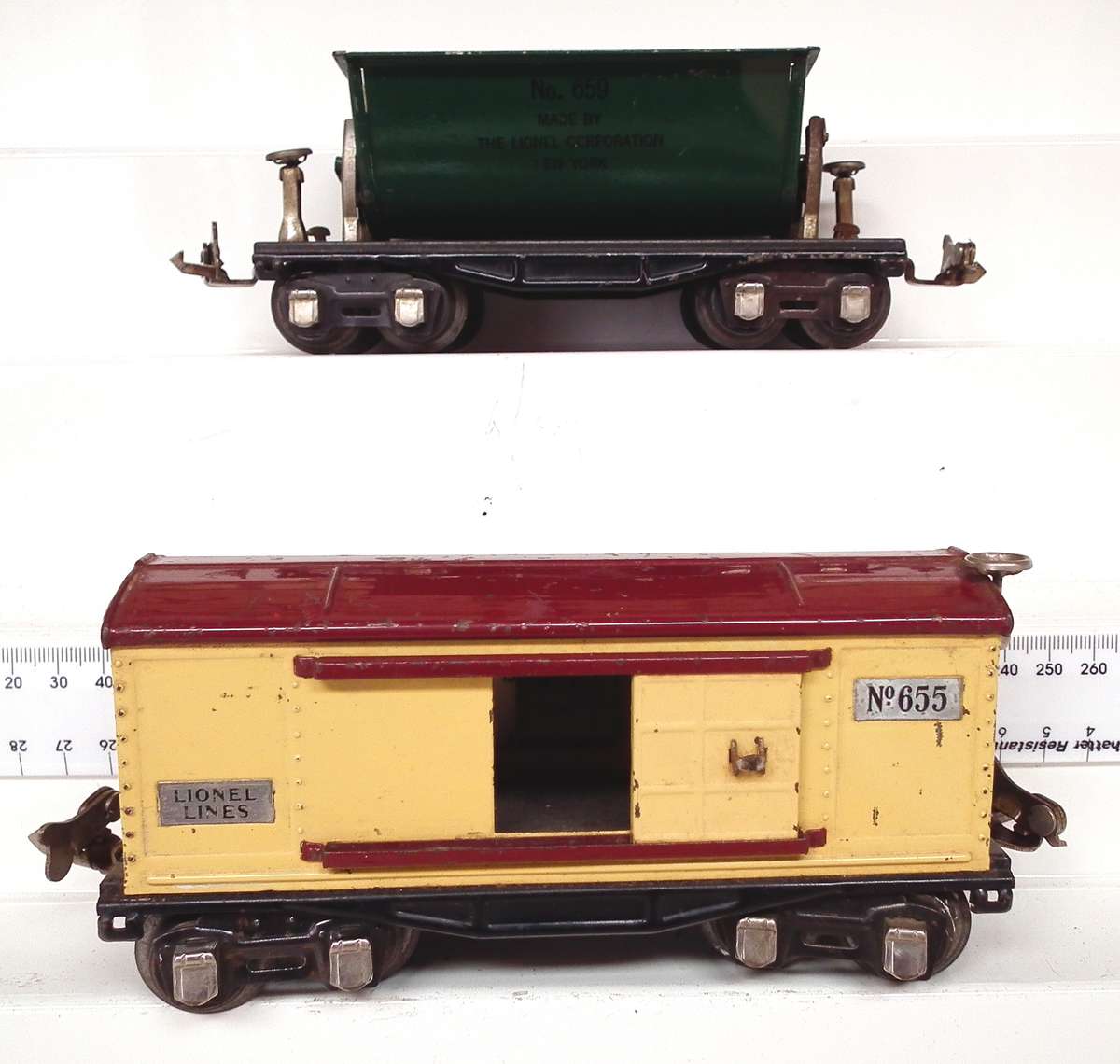 LIONEL O: Pre-War Iron Ore Side Tipper Car(659) + Closed Freight Ca(655) in Good Used condition(USA)