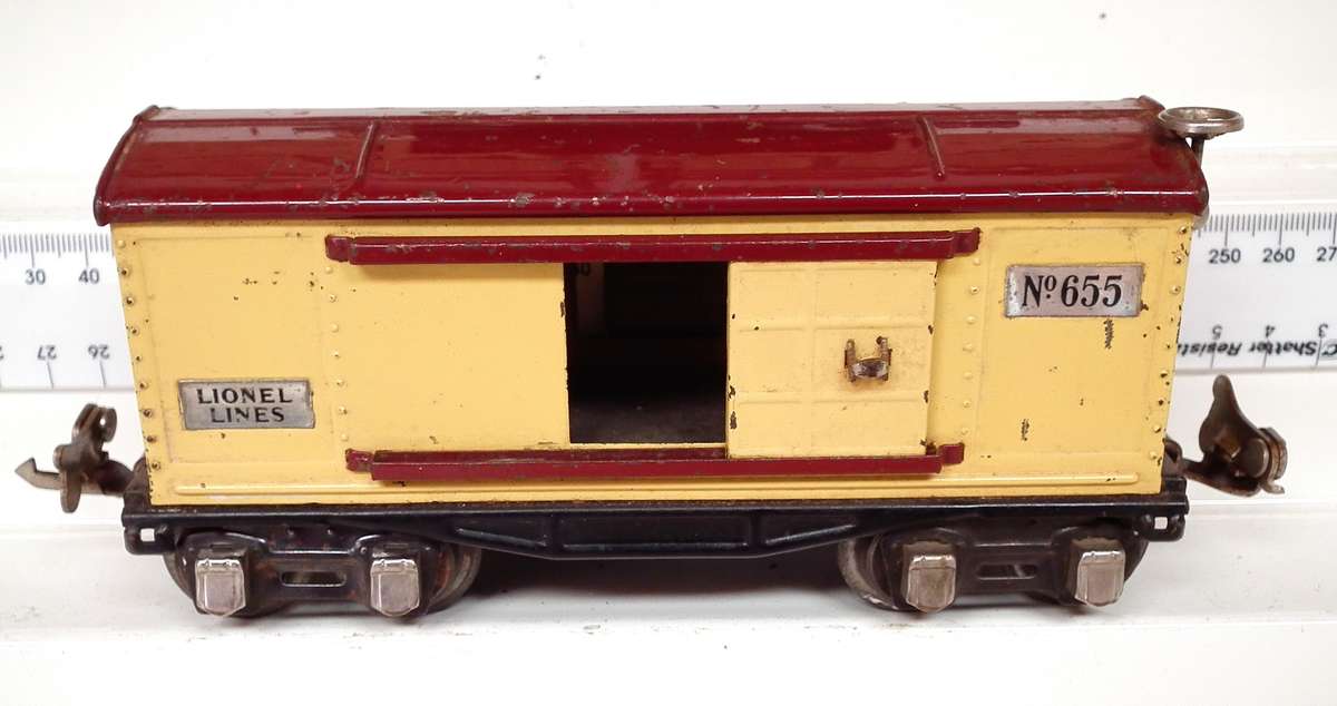 LIONEL O: Pre-War Iron Ore Side Tipper Car(659) + Closed Freight Ca(655) in Good Used condition(USA)