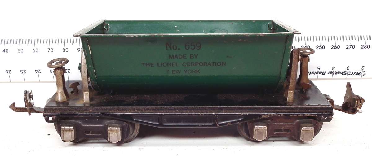 LIONEL O: Pre-War Iron Ore Side Tipper Car(659) + Closed Freight Ca(655) in Good Used condition(USA)