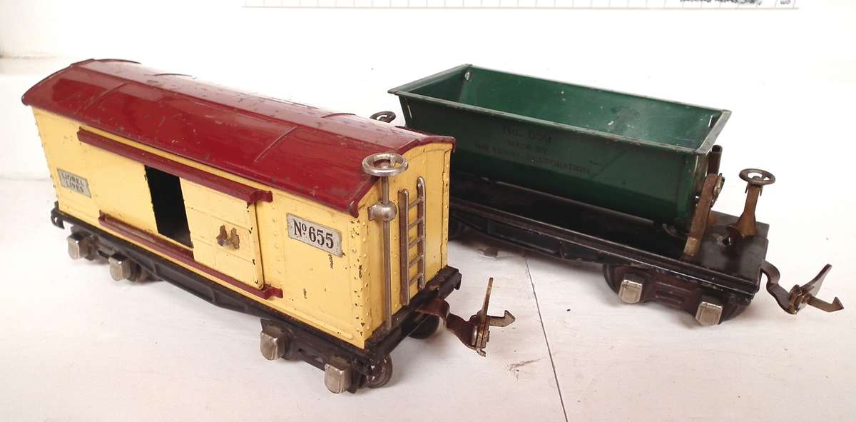 LIONEL O: Pre-War Iron Ore Side Tipper Car(659) + Closed Freight Ca(655) in Good Used condition(USA)