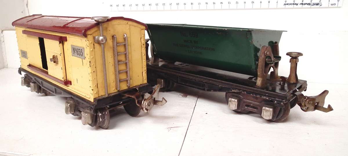 LIONEL O: Pre-War Iron Ore Side Tipper Car(659) + Closed Freight Ca(655) in Good Used condition(USA)