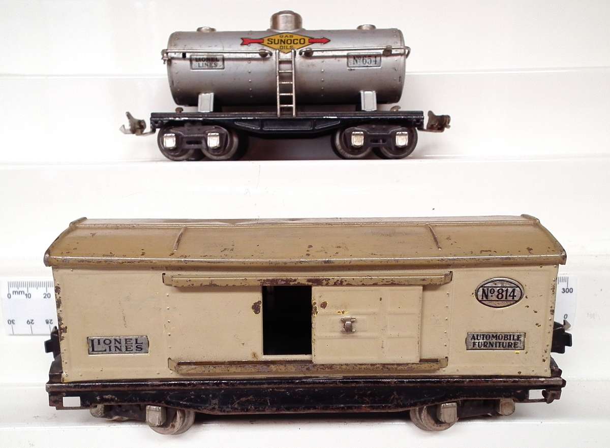LIONEL O: Pre-War Single Dome Tanker(651) + Closed Car(814) in Good Used, Un-Boxed condition(USA)