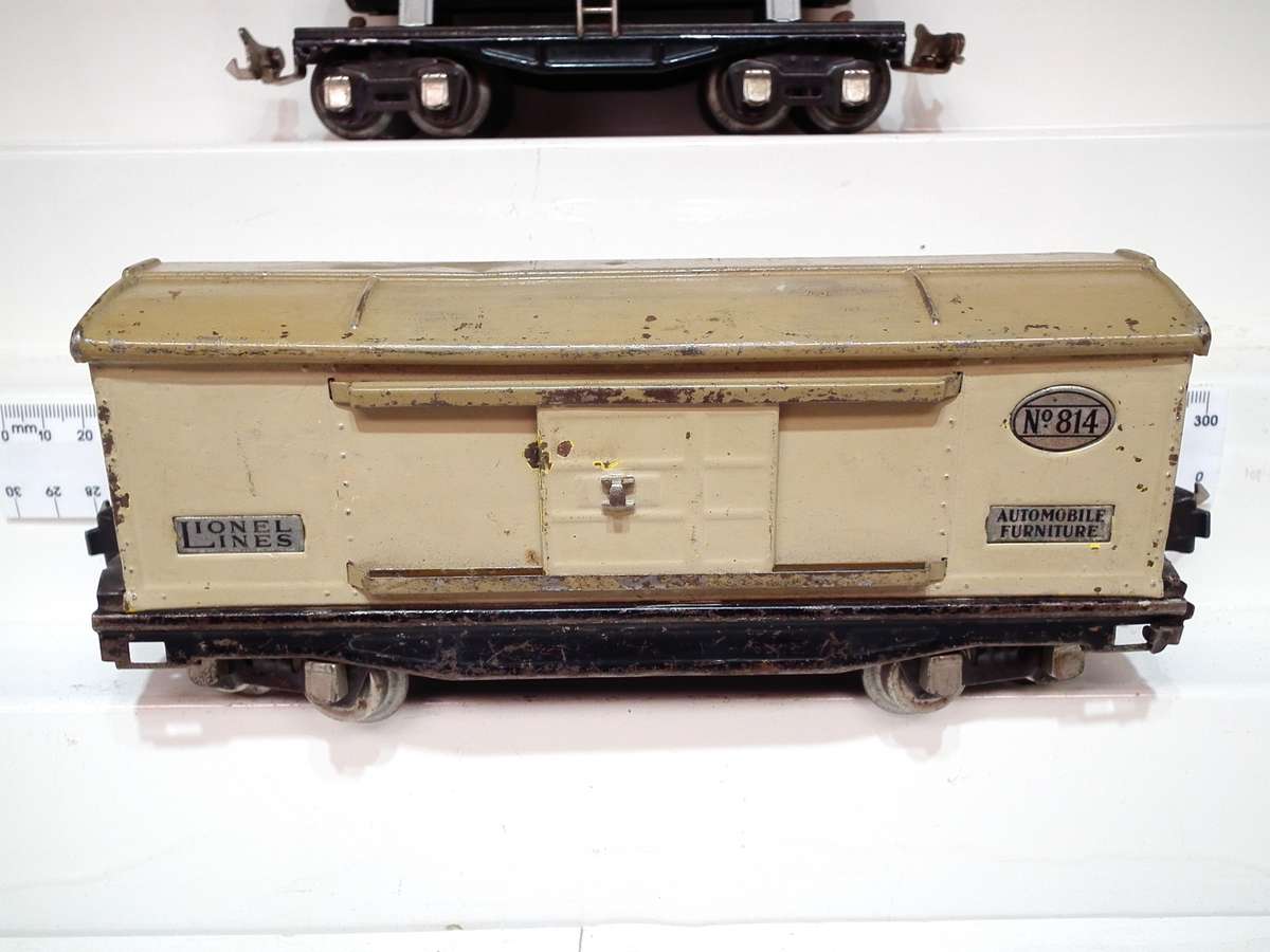 LIONEL O: Pre-War Single Dome Tanker(651) + Closed Car(814) in Good Used, Un-Boxed condition(USA)
