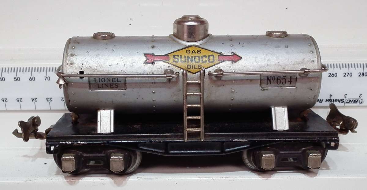 LIONEL O: Pre-War Single Dome Tanker(651) + Closed Car(814) in Good Used, Un-Boxed condition(USA)