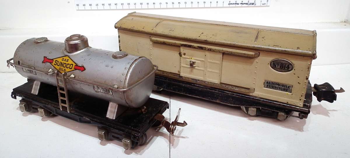 LIONEL O: Pre-War Single Dome Tanker(651) + Closed Car(814) in Good Used, Un-Boxed condition(USA)