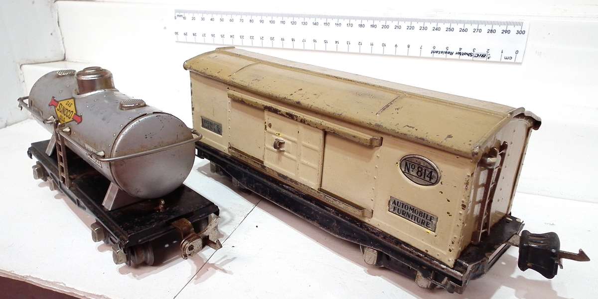 LIONEL O: Pre-War Single Dome Tanker(651) + Closed Car(814) in Good Used, Un-Boxed condition(USA)
