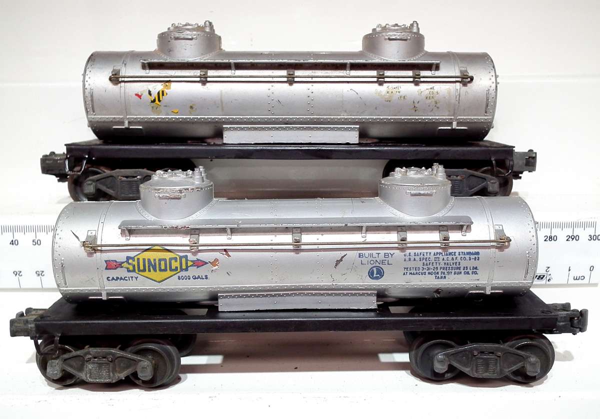 LIONEL O: REDUCED Pots-War "SUNOCO GAS" 6000 Gal Tanker Cars in Fair Used condition(USA)