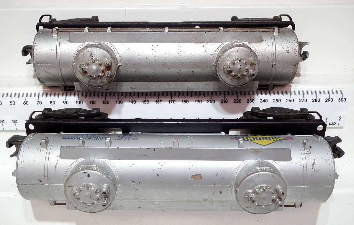 LIONEL O: REDUCED Pots-War "SUNOCO GAS" 6000 Gal Tanker Cars in Fair Used condition(USA)