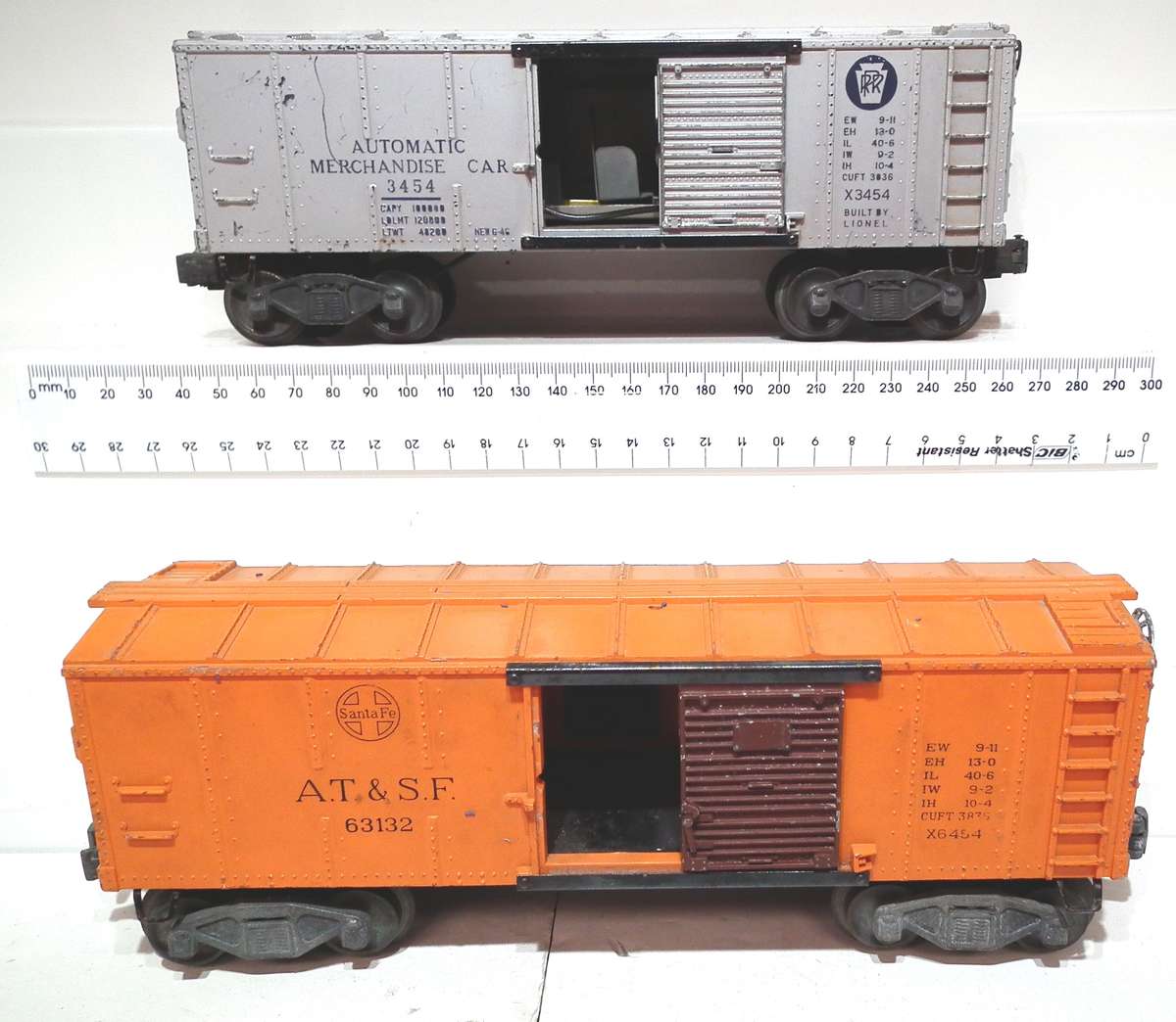 LIONEL O: Pots-War Auto Merchant Car+SF Freight Car in Fair Used condition(USA)