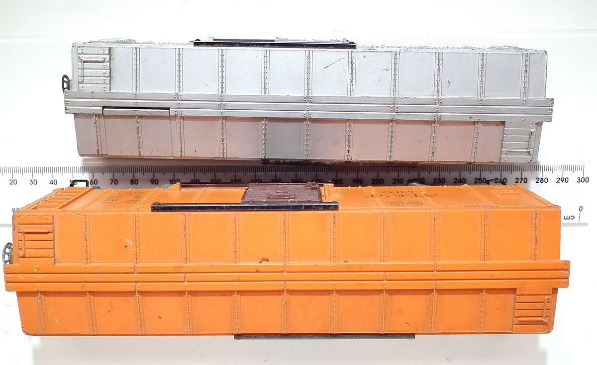 LIONEL O: Pots-War Auto Merchant Car+SF Freight Car in Fair Used condition(USA)