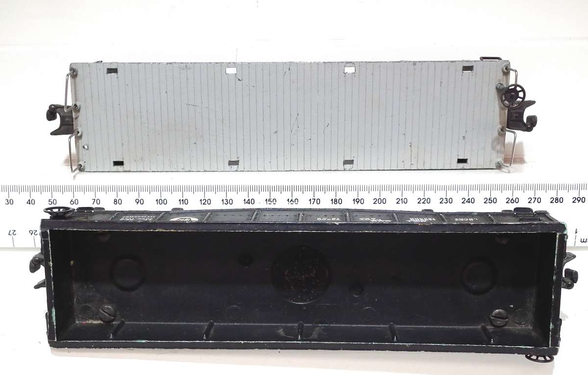 LIONEL O: Pots-War Flat Car + Pennsylvania Gondola in Fair Used condition(USA)