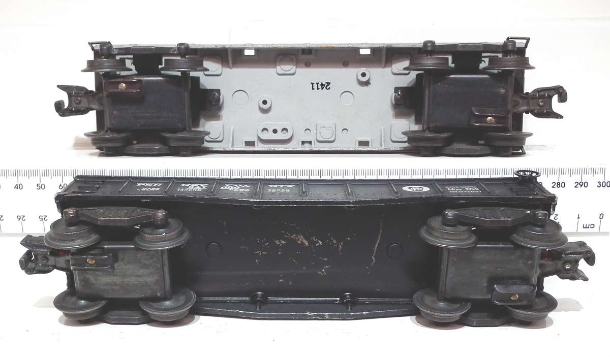 LIONEL O: Pots-War Flat Car + Pennsylvania Gondola in Fair Used condition(USA)