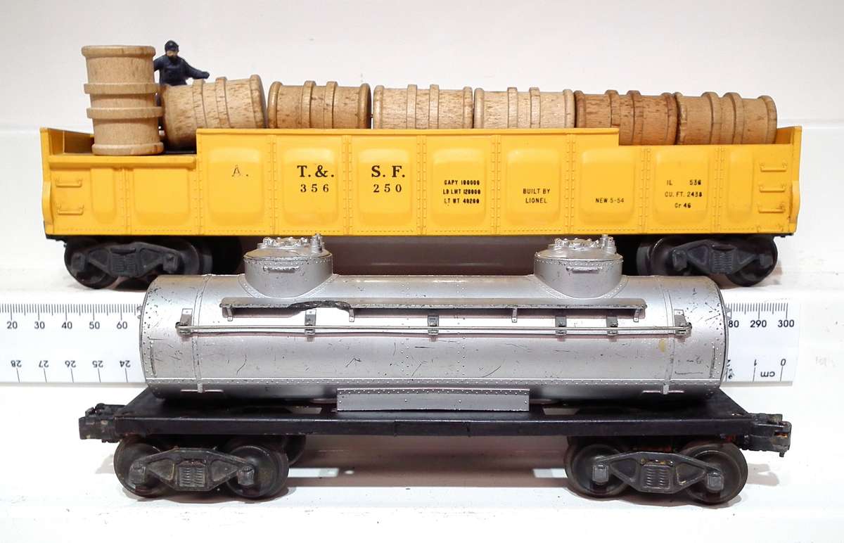 LIONEL O: Pots-War Operational Barrel Car + SUOCO Gas Tanker in Fair Used condition(USA)