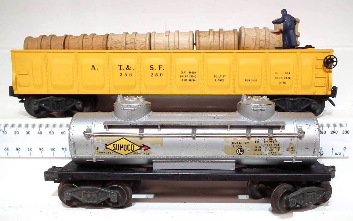 LIONEL O: Pots-War Operational Barrel Car + SUOCO Gas Tanker in Fair Used condition(USA)