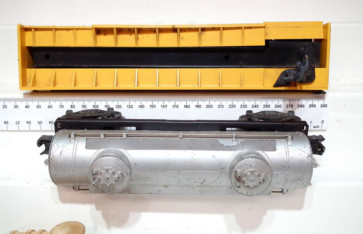 LIONEL O: Pots-War Operational Barrel Car + SUOCO Gas Tanker in Fair Used condition(USA)