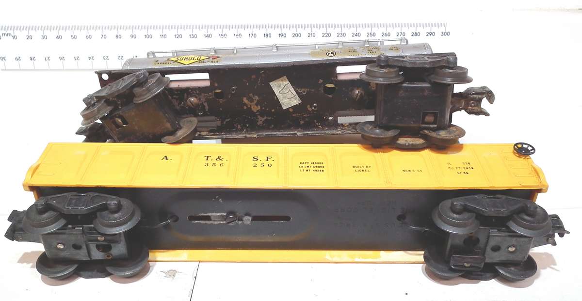 LIONEL O: Pots-War Operational Barrel Car + SUOCO Gas Tanker in Fair Used condition(USA)