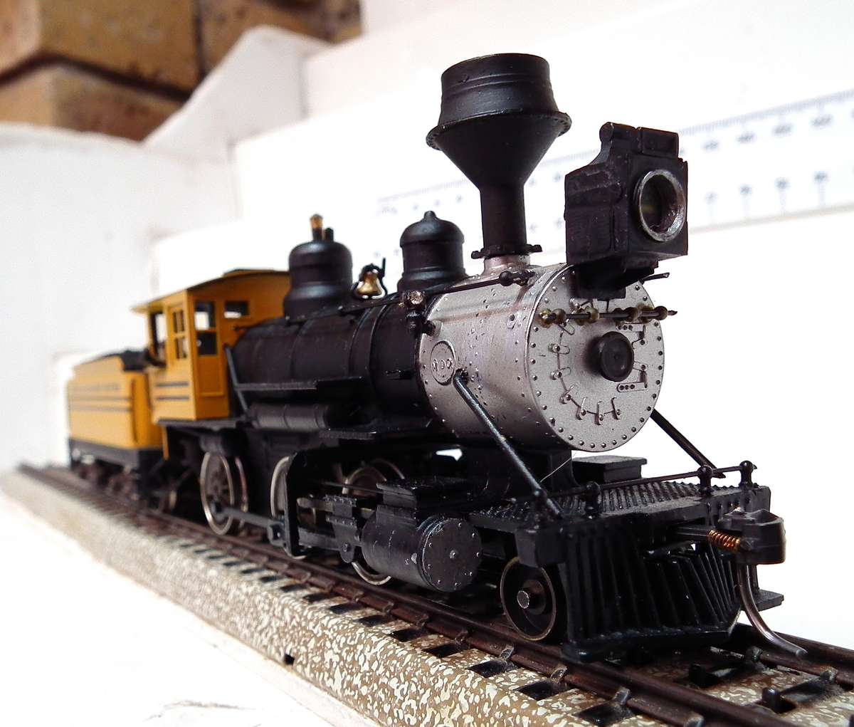 ROUNDHOUSE HO: Vintage 24L-4 Old Timer 2-6-0  Mogul Steam Locomotive in Good Running Condition.(USA)