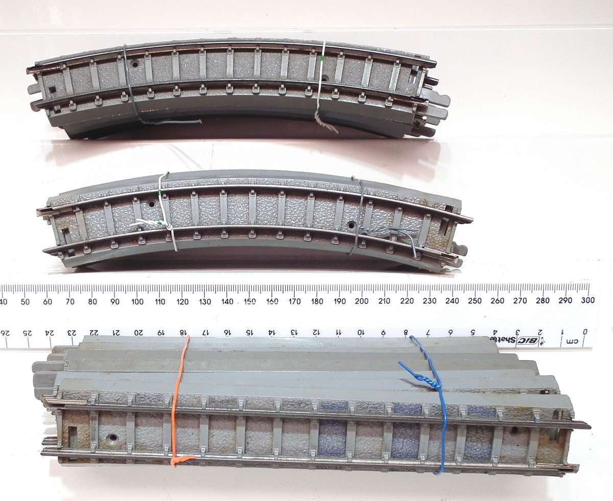 TRI-ANG OO:  22pc Mixed Metal Track with Plastic Underlay in Fair, Used Condition.(SA)