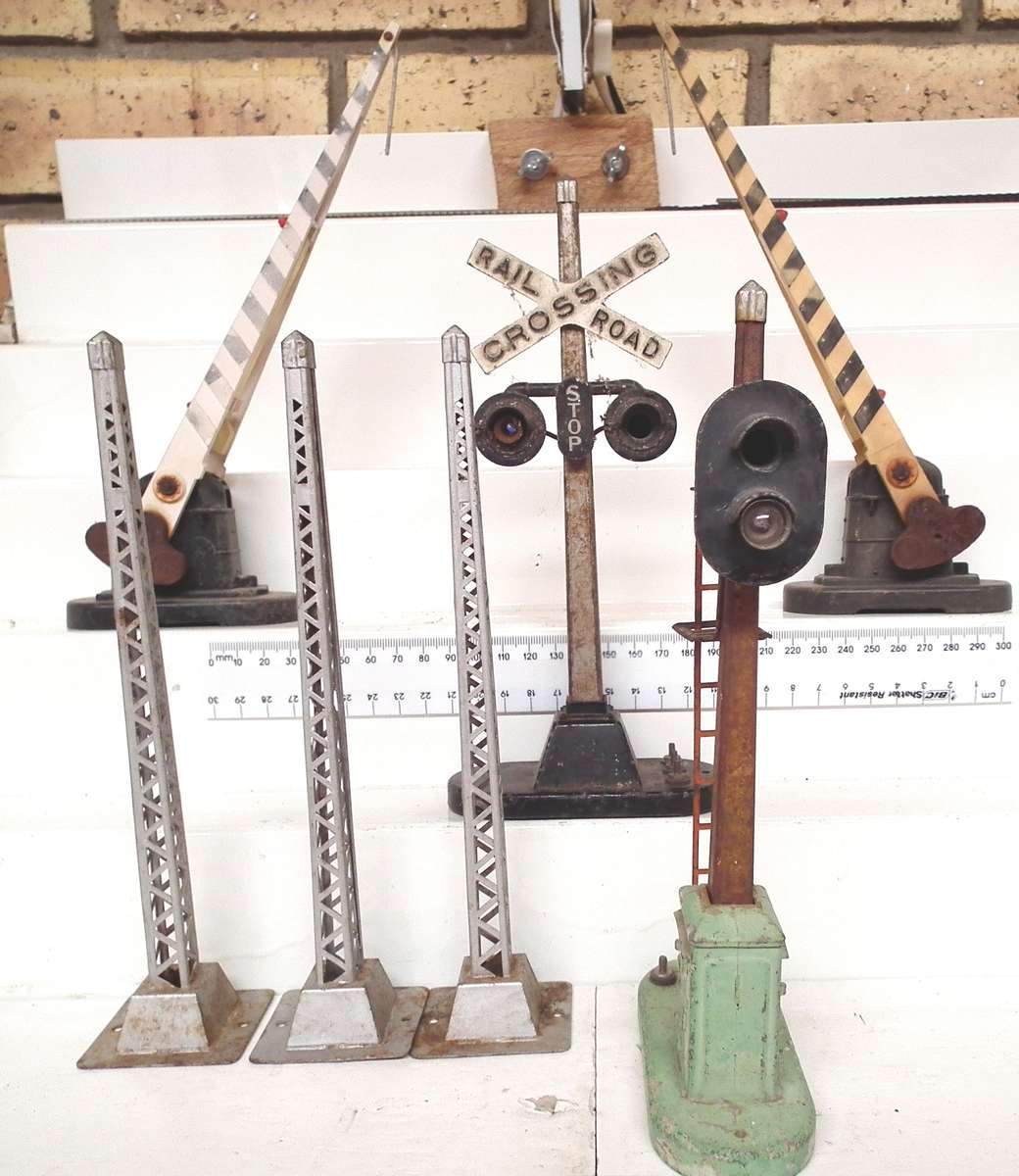 LIONEL O:  Vintage Track Accessories  in fair Used and Untested Condition(USA)