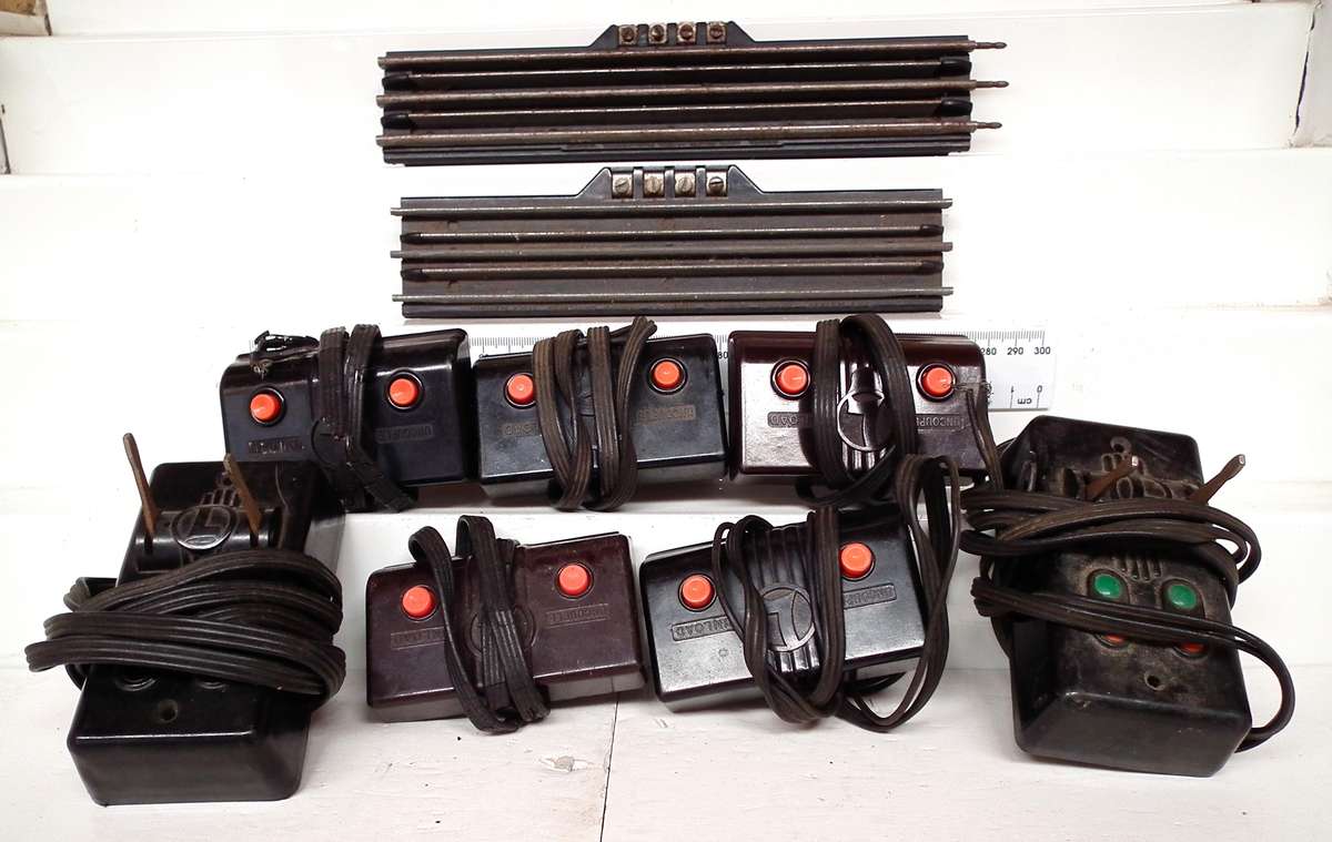 LIONEL O:  Vintage Track Accessories in fair Used and Untested Condition(USA)