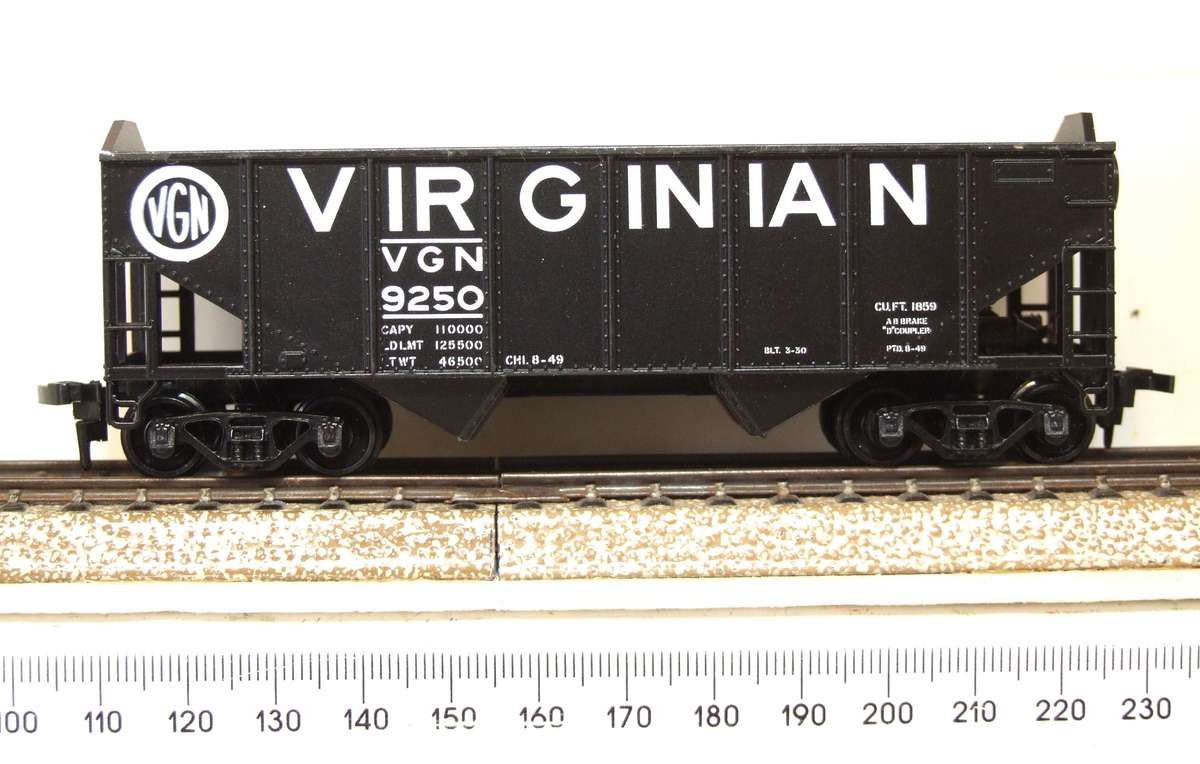 ATHEARN HO: VERGINIA 37' R/S Hopper(5446) in New Old Stock Boxed condition.(USA)