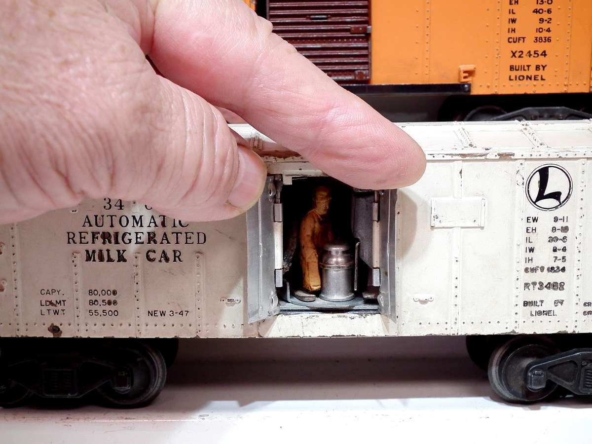 LIONEL O: Pots-War Auto Milk Car+PRR Freight Car in Fair Used condition(USA)