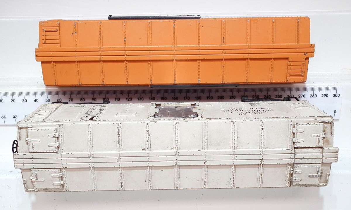 LIONEL O: Pots-War Auto Milk Car+PRR Freight Car in Fair Used condition(USA)