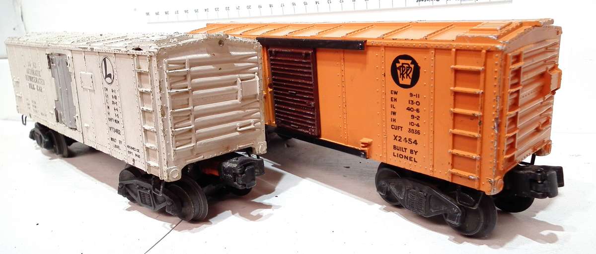 LIONEL O: Pots-War Auto Milk Car+PRR Freight Car in Fair Used condition(USA)