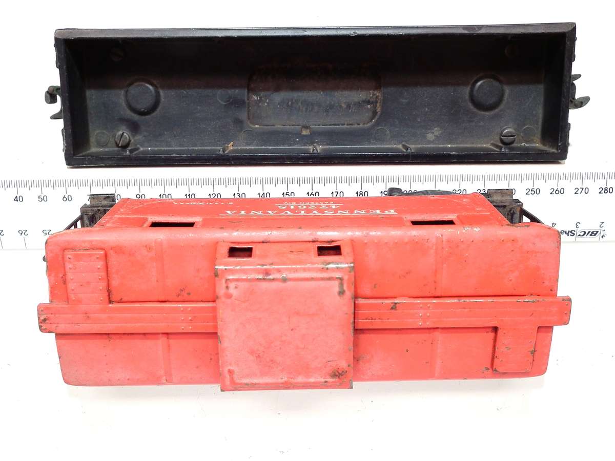 LIONEL O: Pots-War Pennsylvania Gondola+Caboose in Fair Used condition(USA)