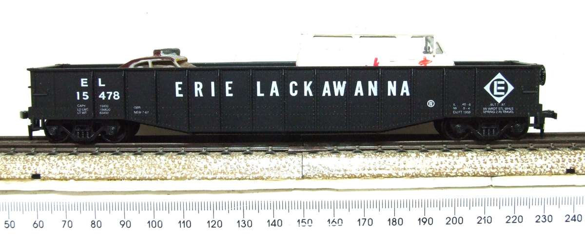 ATHEARN HO: EL 40' Gondola with Scrap Cars as Load in New Old Stock Boxed condition.(USA)
