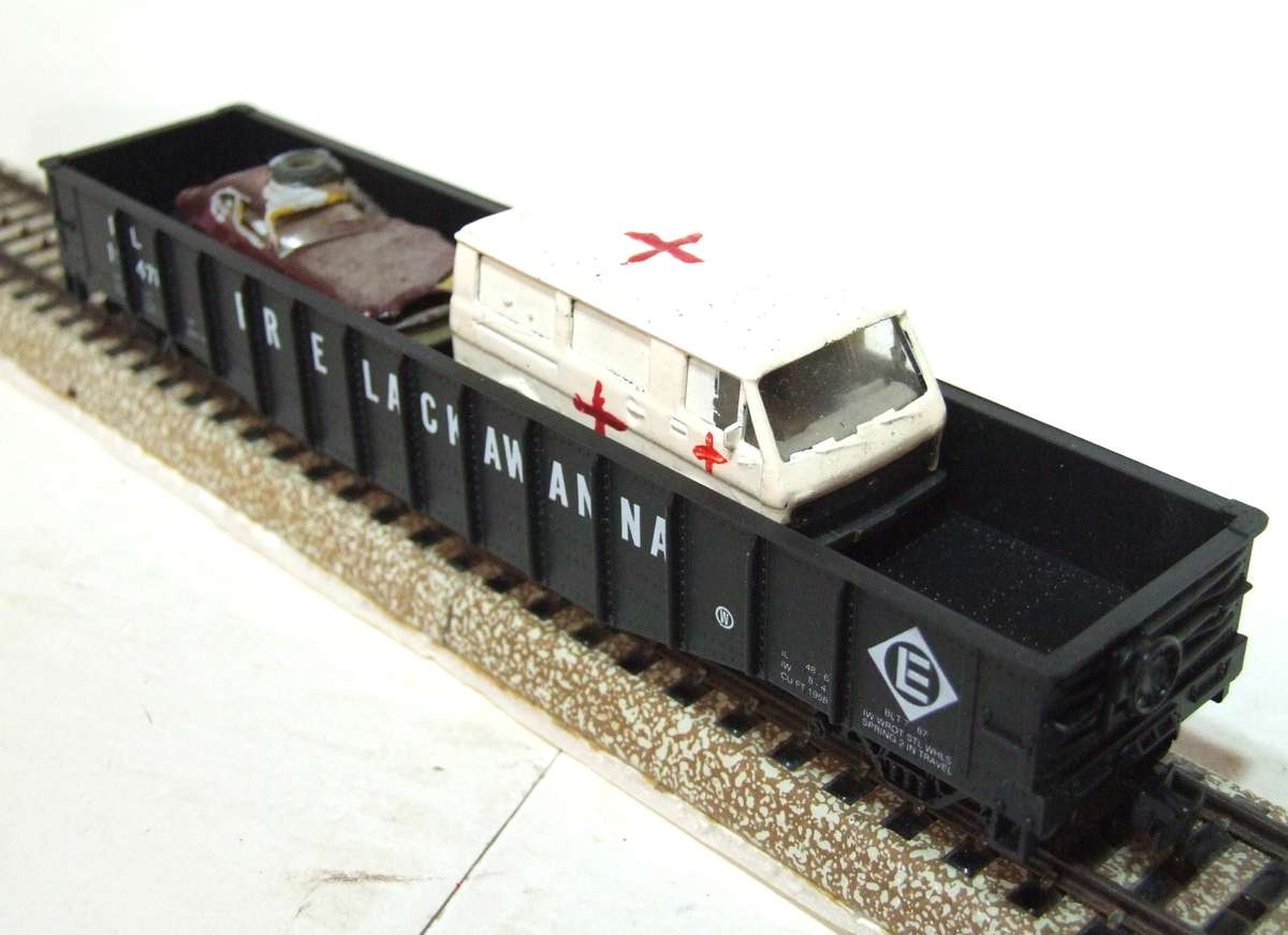 ATHEARN HO: EL 40' Gondola with Scrap Cars as Load in New Old Stock Boxed condition.(USA)