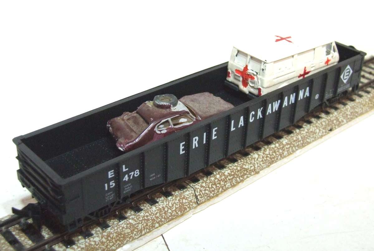 ATHEARN HO: EL 40' Gondola with Scrap Cars as Load in New Old Stock Boxed condition.(USA)