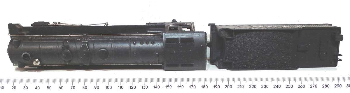 FLEISCHMANN HO: Heavy All Metal Vintage 4-6-2 Steam Loco with Tender in Good Running Condition.