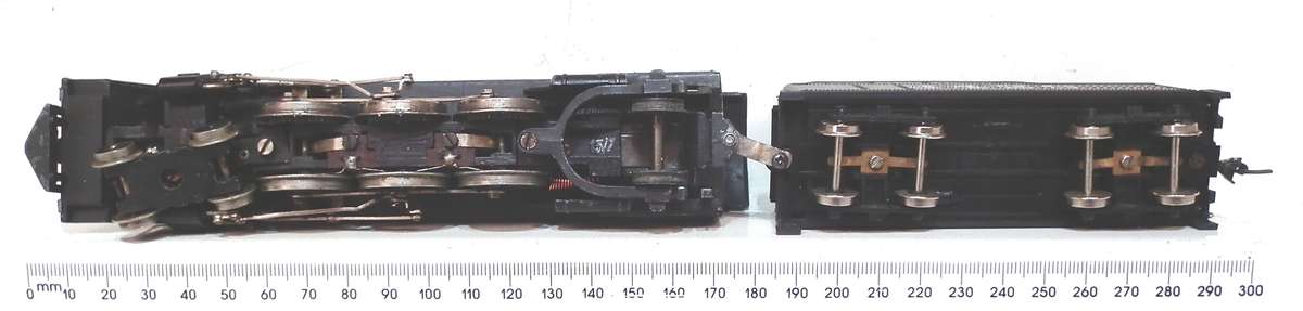 FLEISCHMANN HO: Heavy All Metal Vintage 4-6-2 Steam Loco with Tender in Good Running Condition.