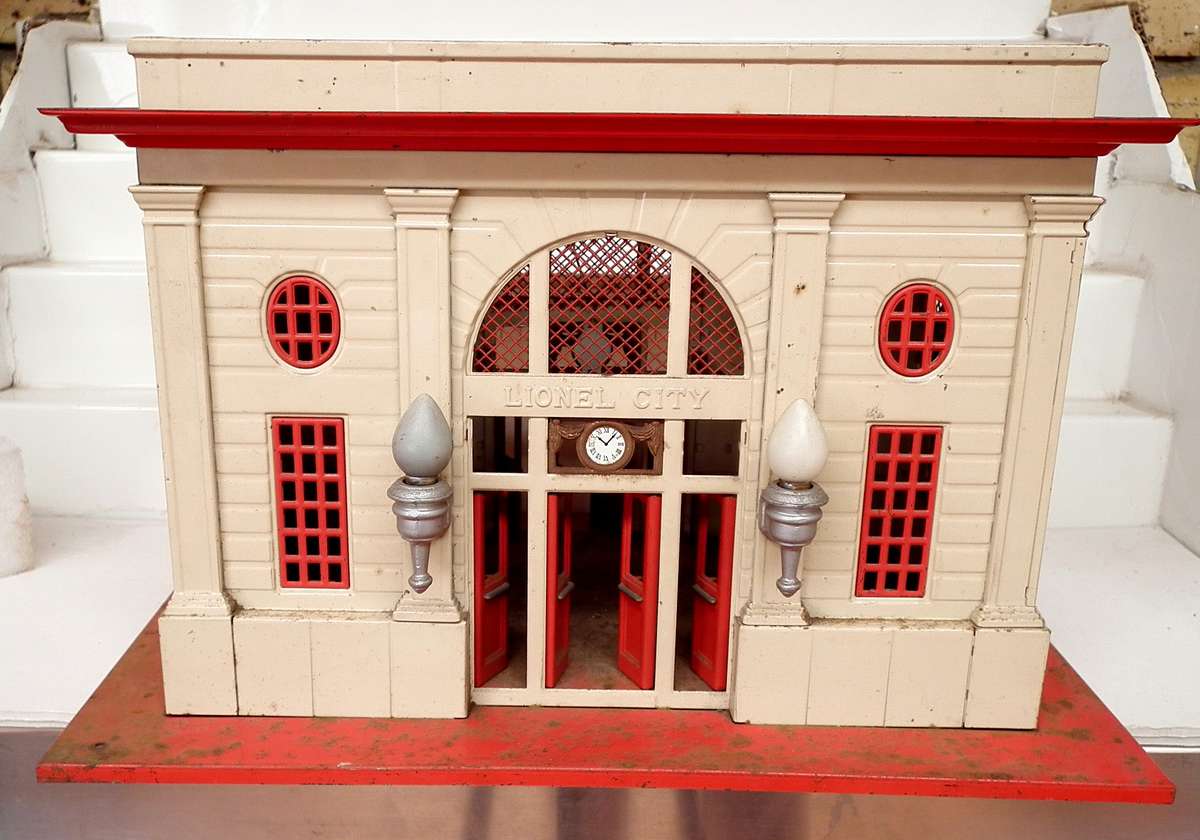LIONEL O:  Vintage Station Building  in fair Used Condition.(USA)