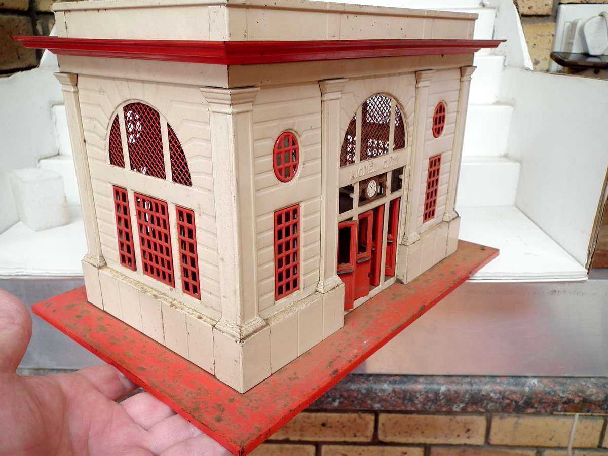 LIONEL O:  Vintage Station Building  in fair Used Condition.(USA)