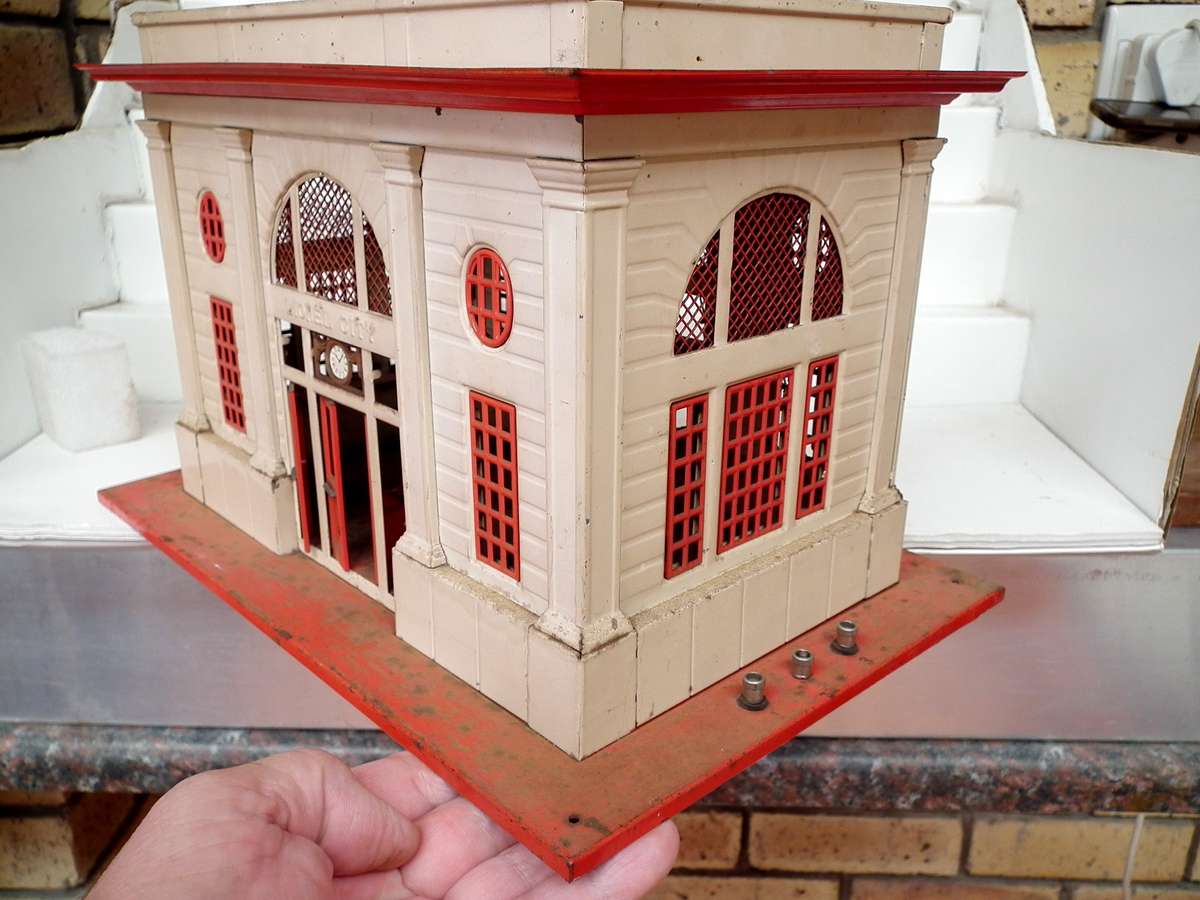 LIONEL O:  Vintage Station Building  in fair Used Condition.(USA)