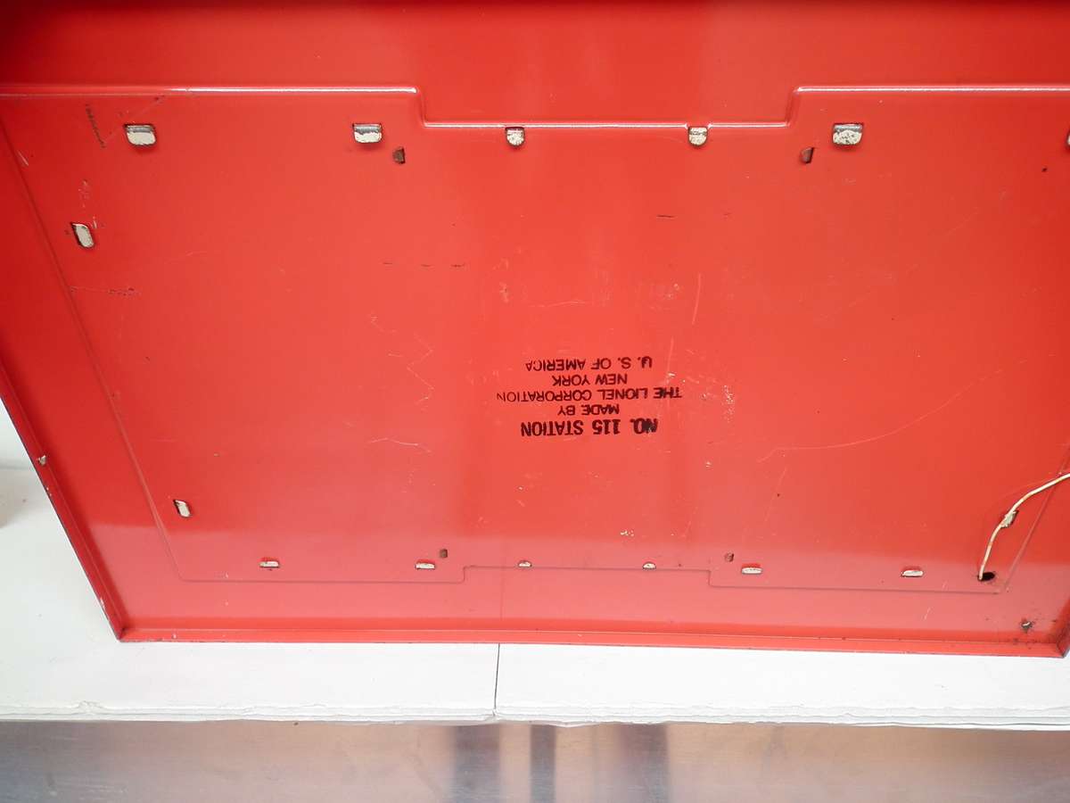 LIONEL O:  Vintage Station Building  in fair Used Condition.(USA)