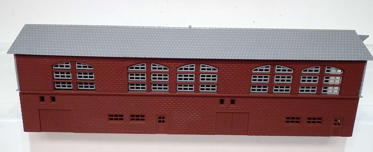 LIMA HO:  Plastic Engine Shed in Good Un-Boxed Condition.(Italy)